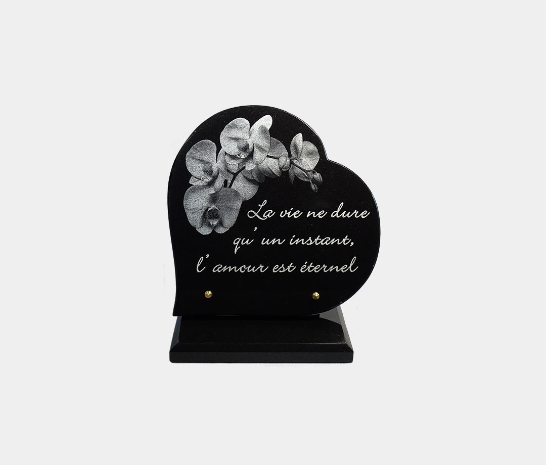 plaque funéraire moderne forme cœur illustrée d'une gravure d'orchidée et pensée