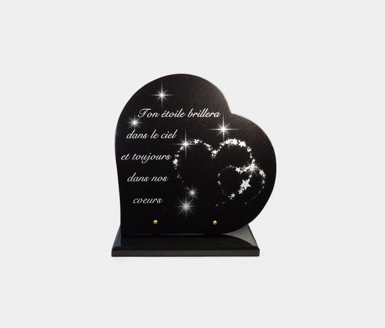 plaque funéraire moderne forme cœur illustrée d'une gravure d'étoiles scintillantes