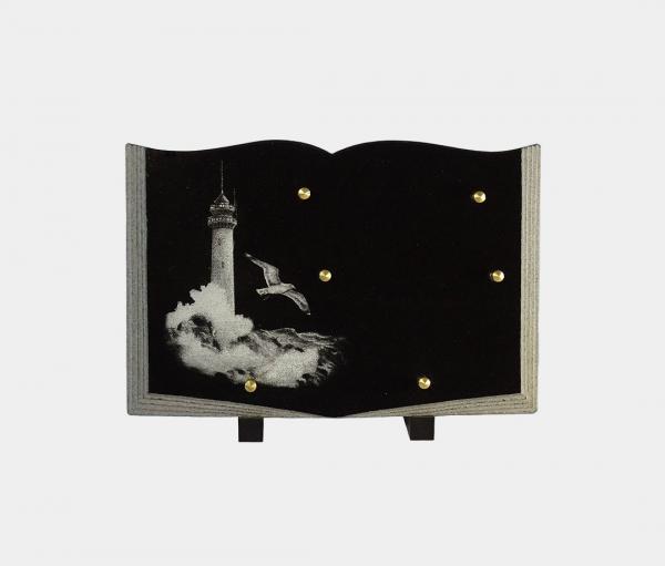 plaque funéraire moderne forme livre illustrée d'une gravure d'un phare
