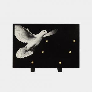 plaque funéraire moderne illustrée d'une gravure d'une colombe
