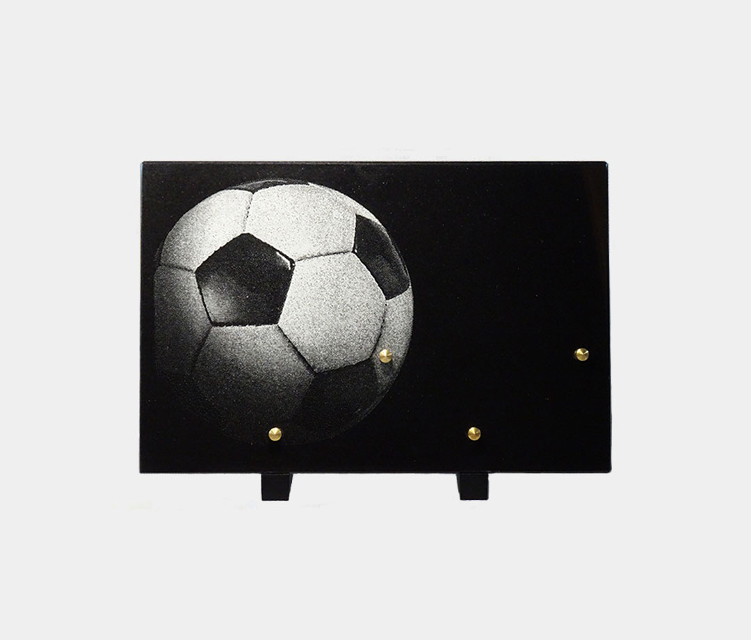 plaque funéraire moderne illustrée d'une gravure d'un ballon de foot
