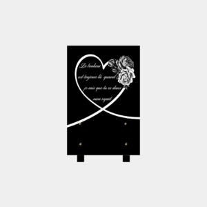 plaque funéraire moderne illustrée d'une gravure d'un cœur et de roses