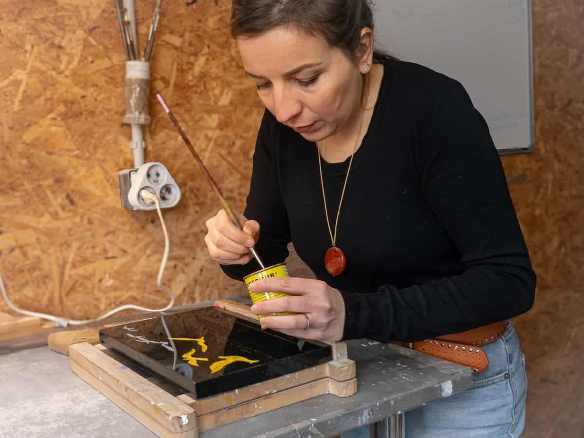 Louise à l'atelier d'Infini Gravure